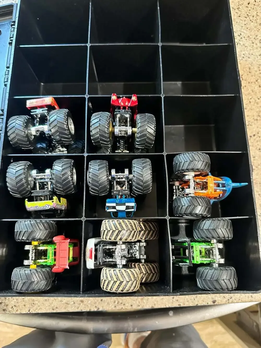 Hot Wheels Monster Jam 15-Truck Carrying Case with 7 Die-Cast Trucks